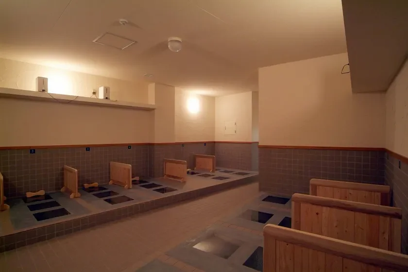 複数の足湯スペースが並ぶ清潔な屋内施設