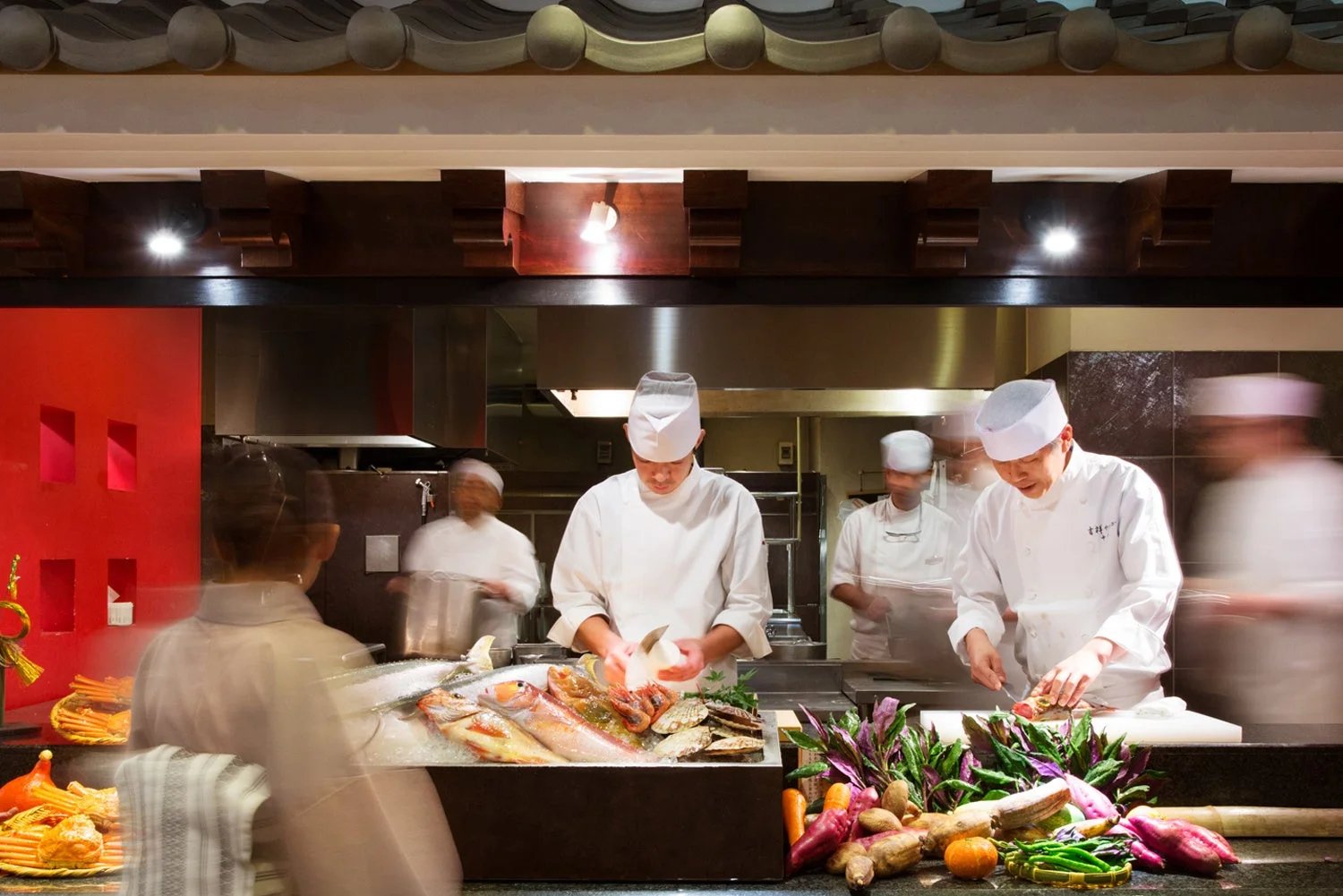 新鮮な食材を調理する料理人