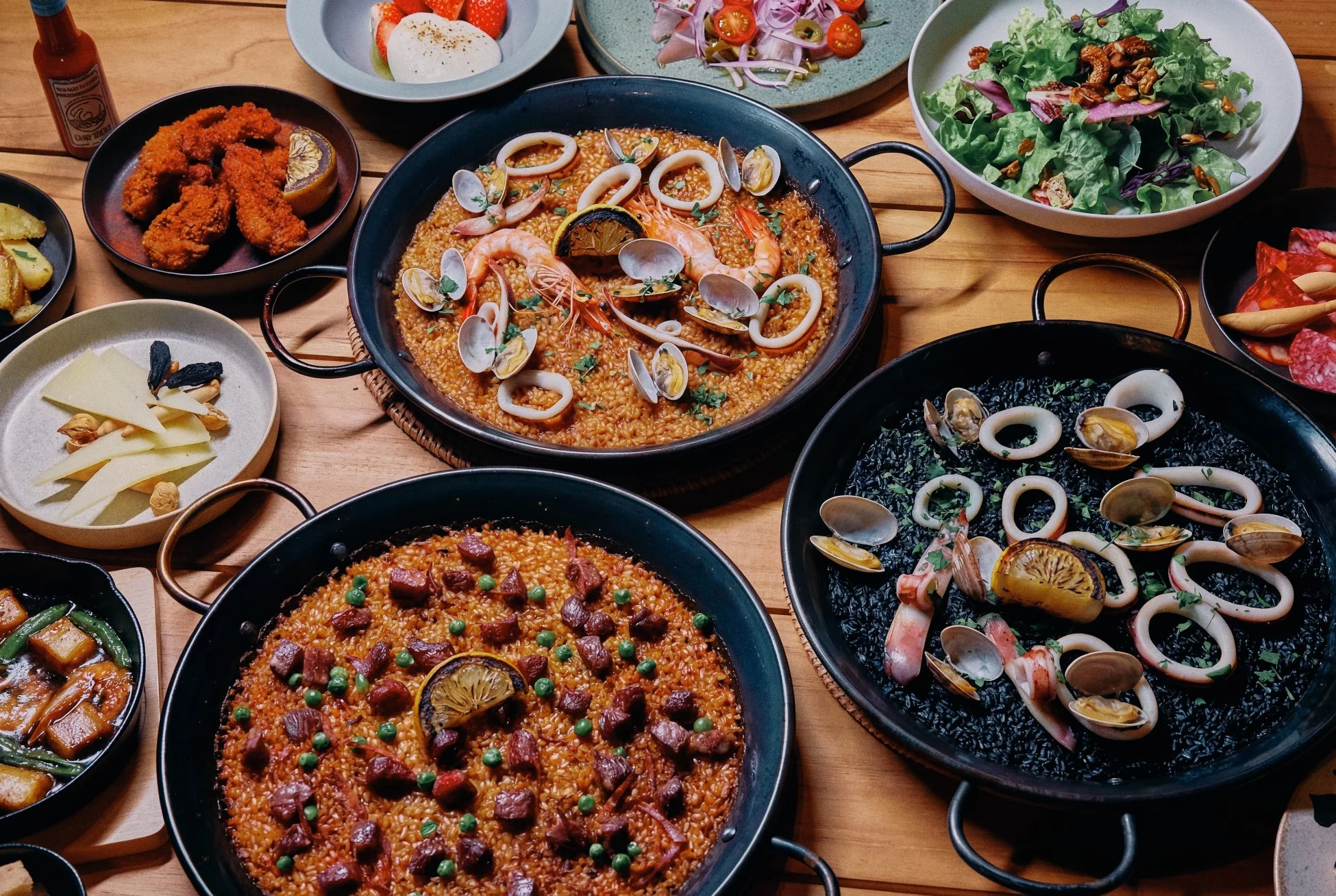 木製のテーブルに豪華なスペイン料理