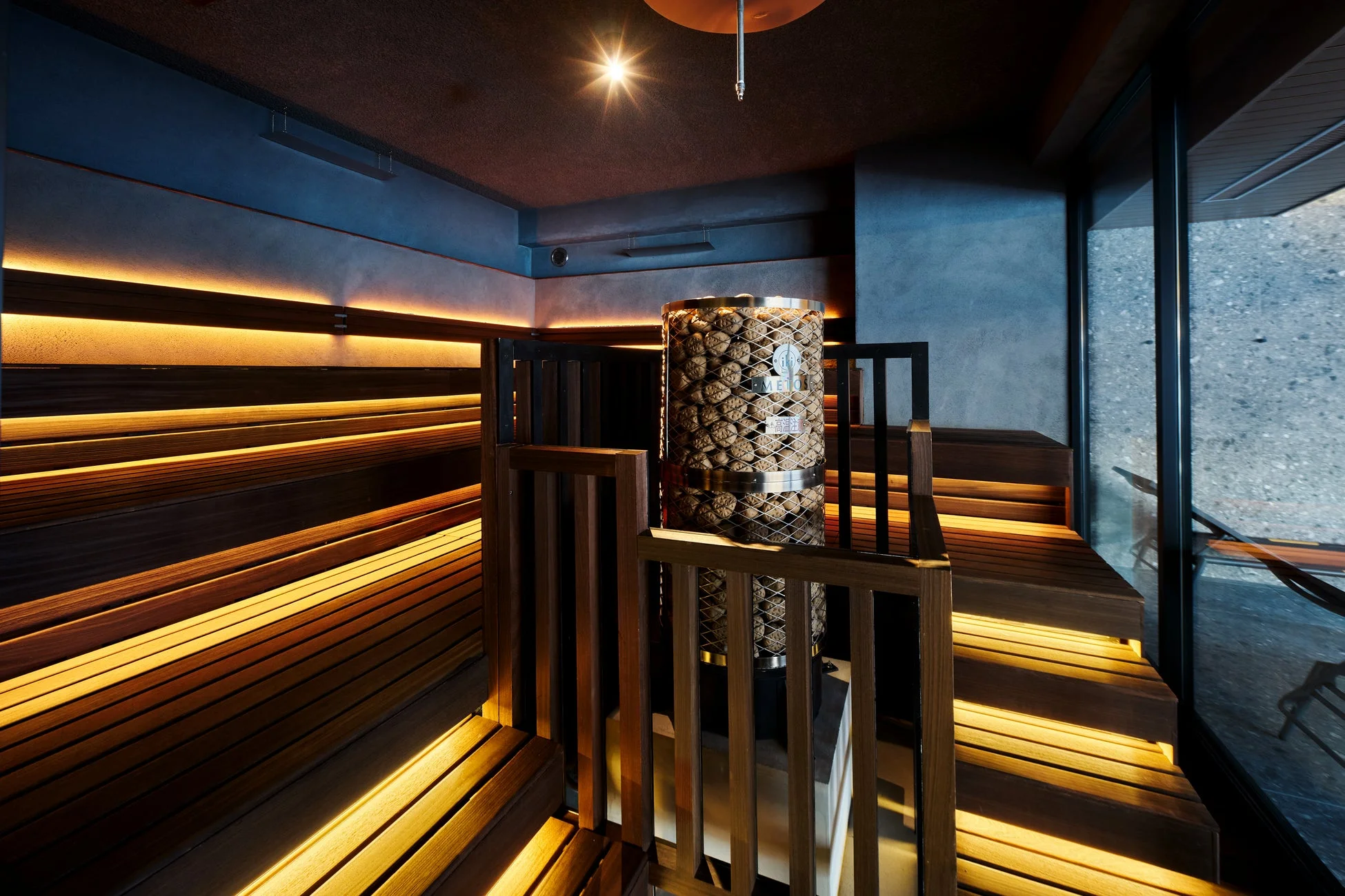 モダンで落ち着いた雰囲気のサウナ室