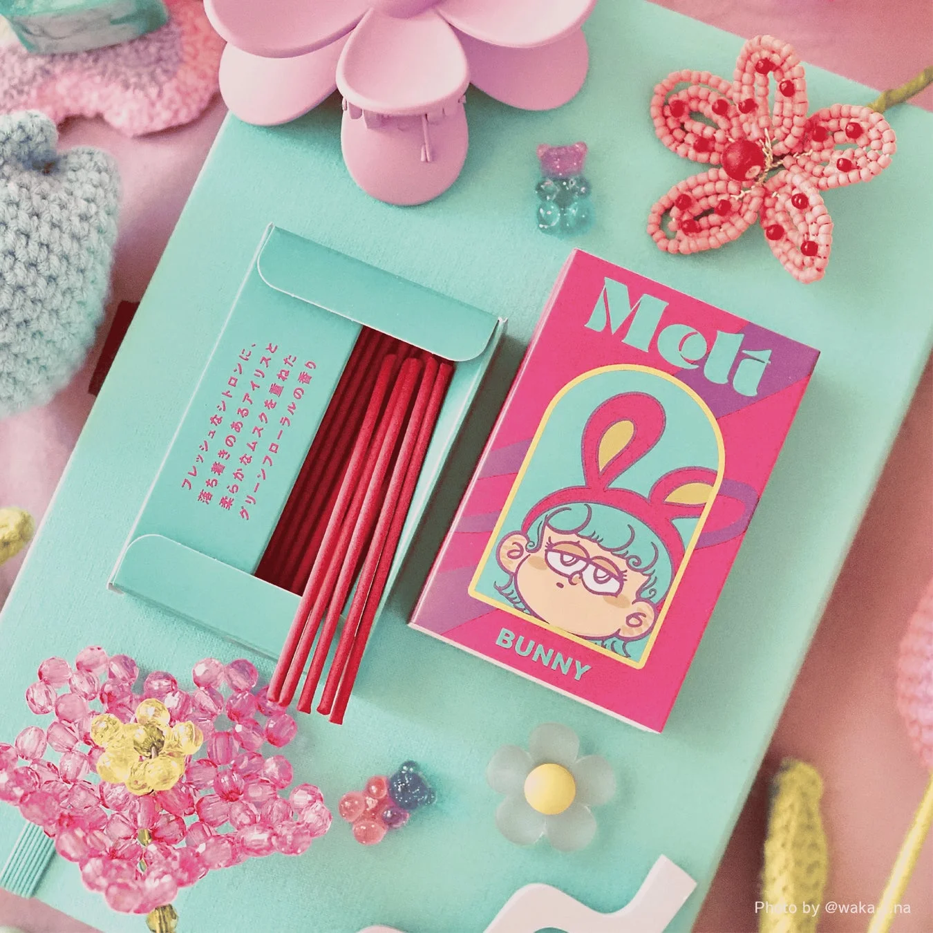 水色の背景に、うさぎのキャラクターが描かれたピンクの箱と赤いお香が入った水色の箱
