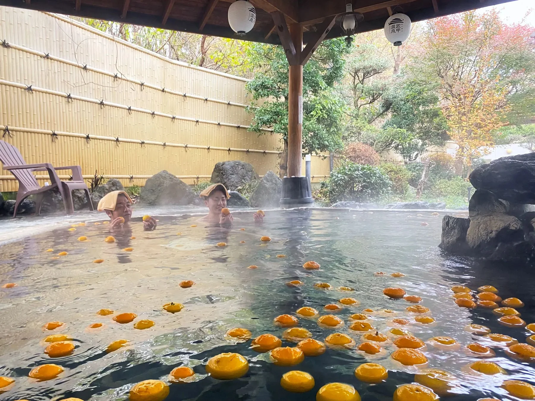 露天風呂でリラックスする人々