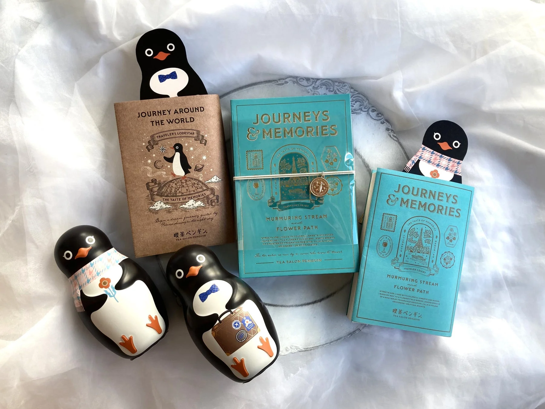 ペンギンのキャラクターが描かれた「喫茶ペンギン」の旅をテーマにした商品