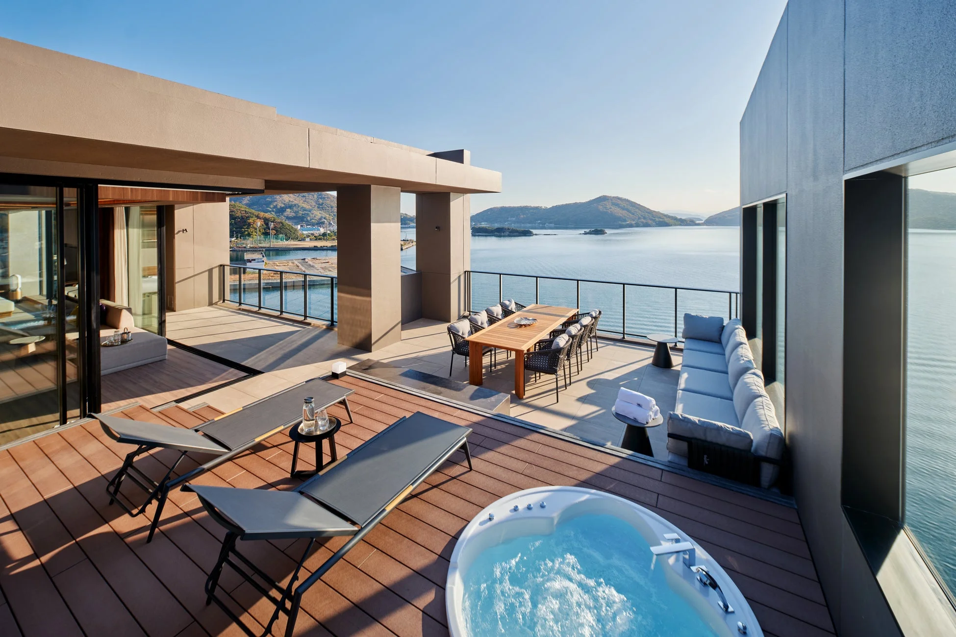 海の絶景が広がる豪華なテラス