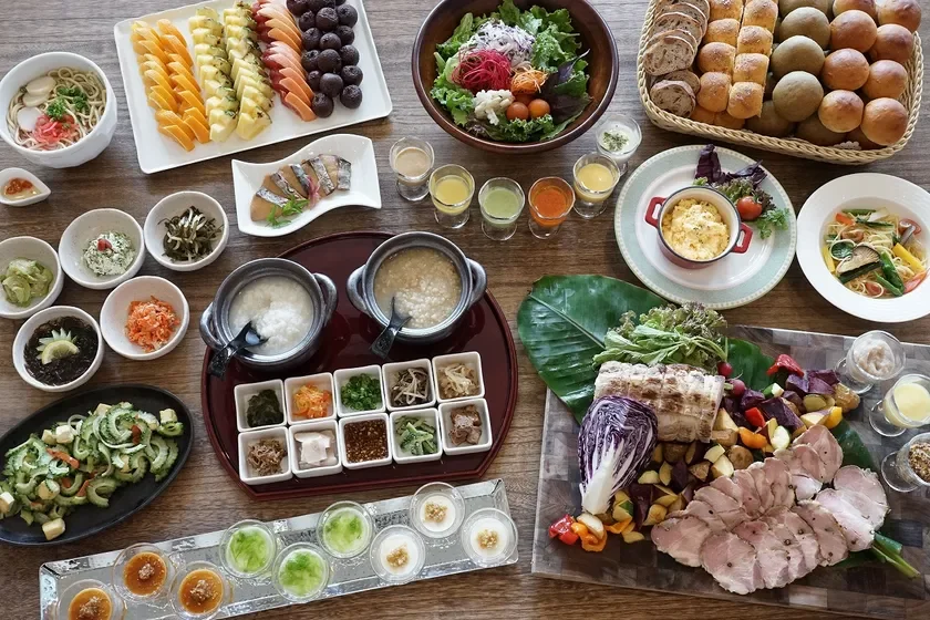 豪華で多種多様な料理が並ぶビュッフェスタイルの食事風景