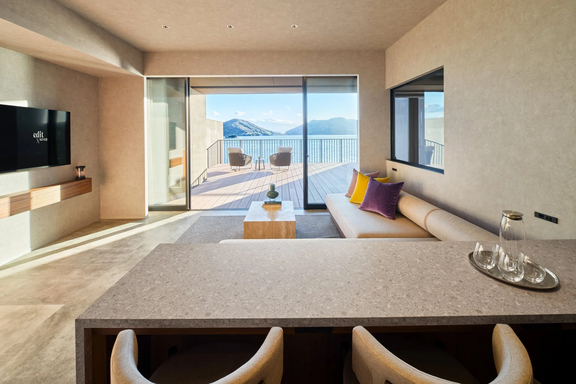 湖の絶景を望むモダンで洗練されたリビングルーム