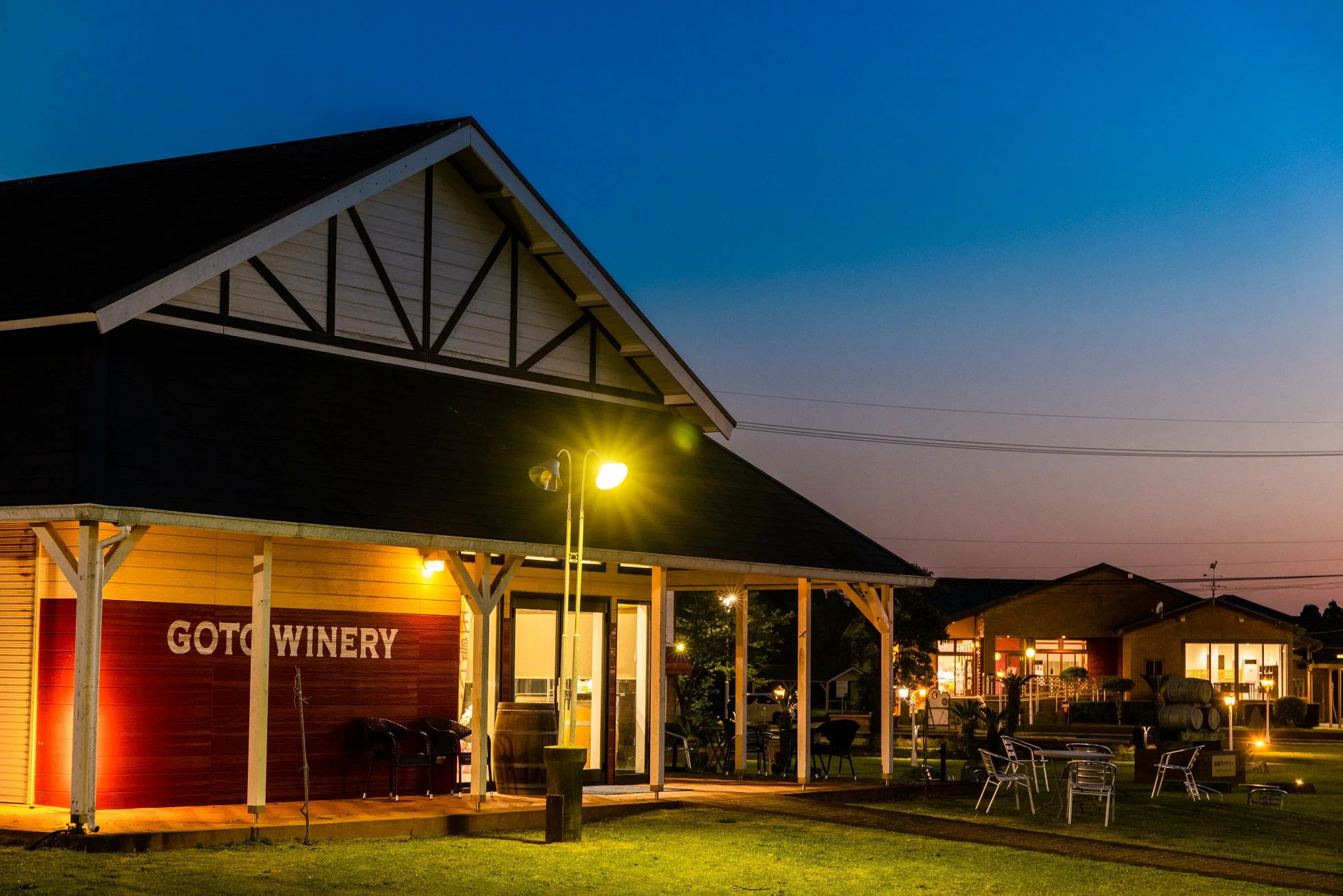 夜景にライトアップされたGOTO WINERYの建物