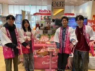イベントで商品を紹介する学生たち