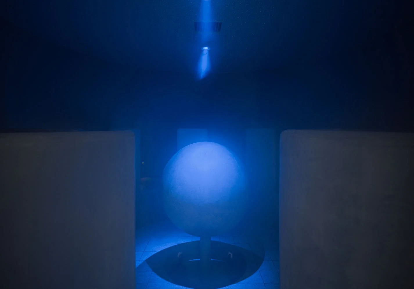 青い光の球体がある空間