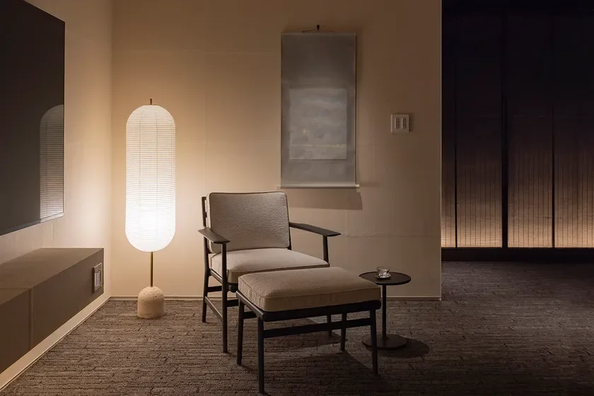 和モダンなインテリアのリビングスペース