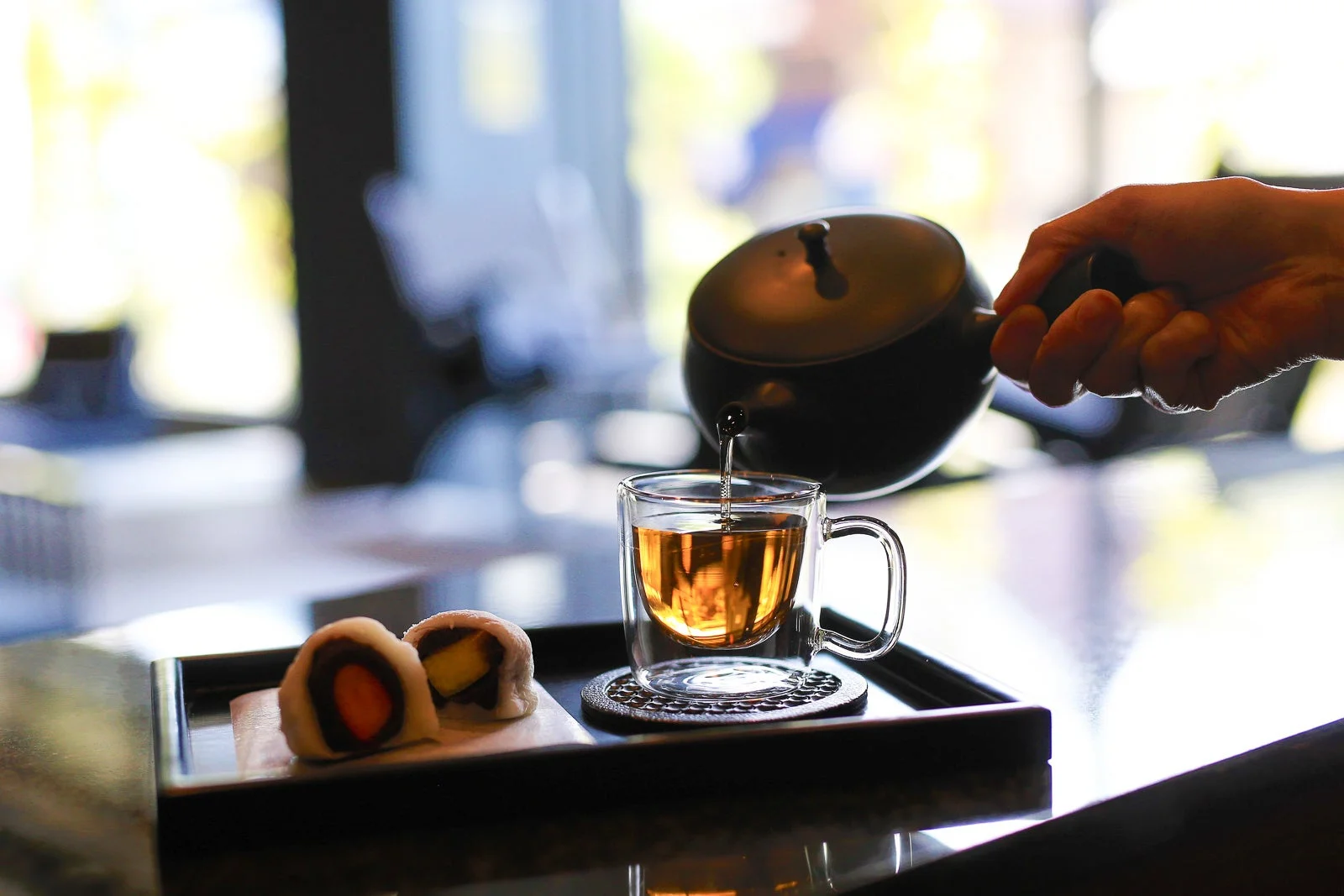 温かいお茶と和菓子