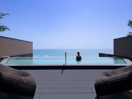 青い空と広大な海が広がる絶景のインフィニティプール