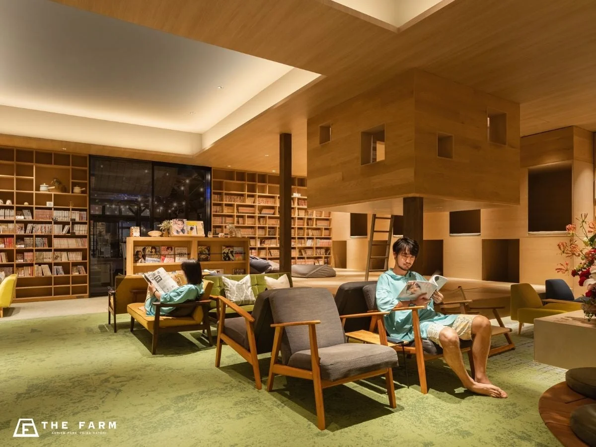木製の温かい雰囲気のモダンなライブラリーラウンジ