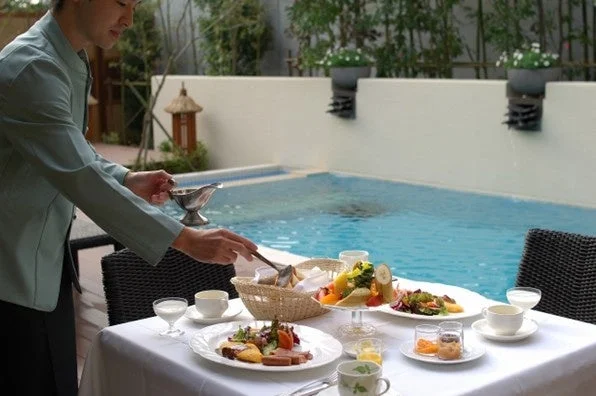 プールサイドで提供される豪華な朝食の風景