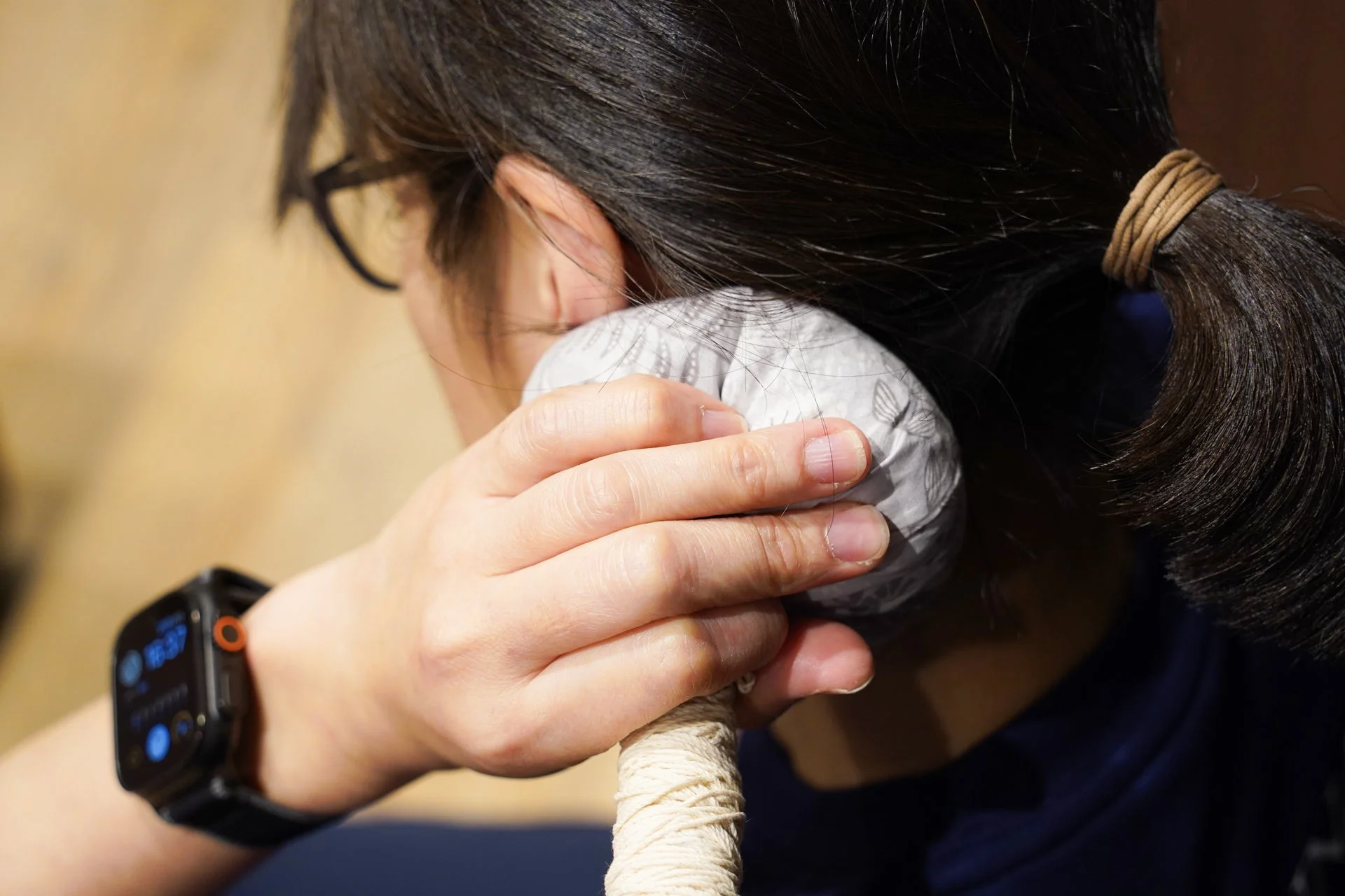 ハーブボール体験中の女性