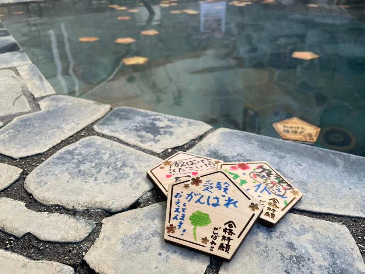 水に浮かぶ絵馬