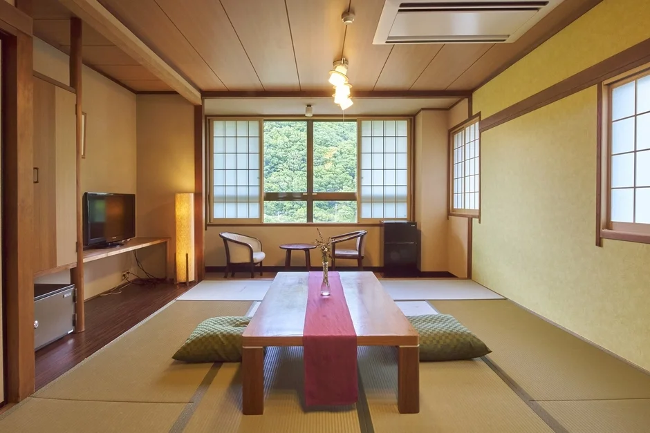 畳が敷かれた伝統的な和室の風景