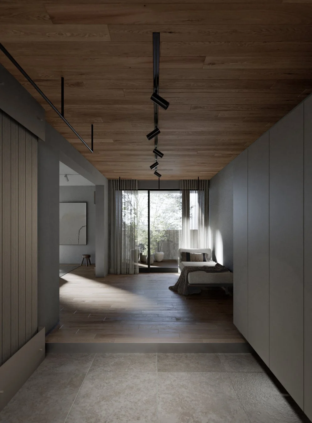 木製の天井とフローリングが特徴的なモダンな室内空間です。大きな窓からは自然光が差し込み、デイベッドが置かれ、リラックスできる雰囲気を醸し出しています。ミニマリストなデザインで統一されています。