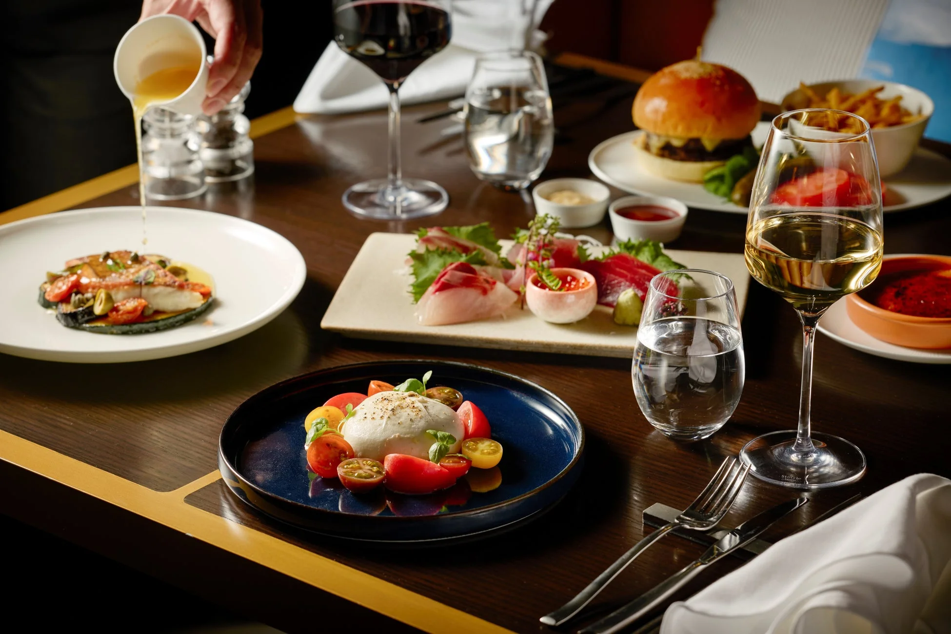 レストランのテーブルに並べられた豪華な料理の数々