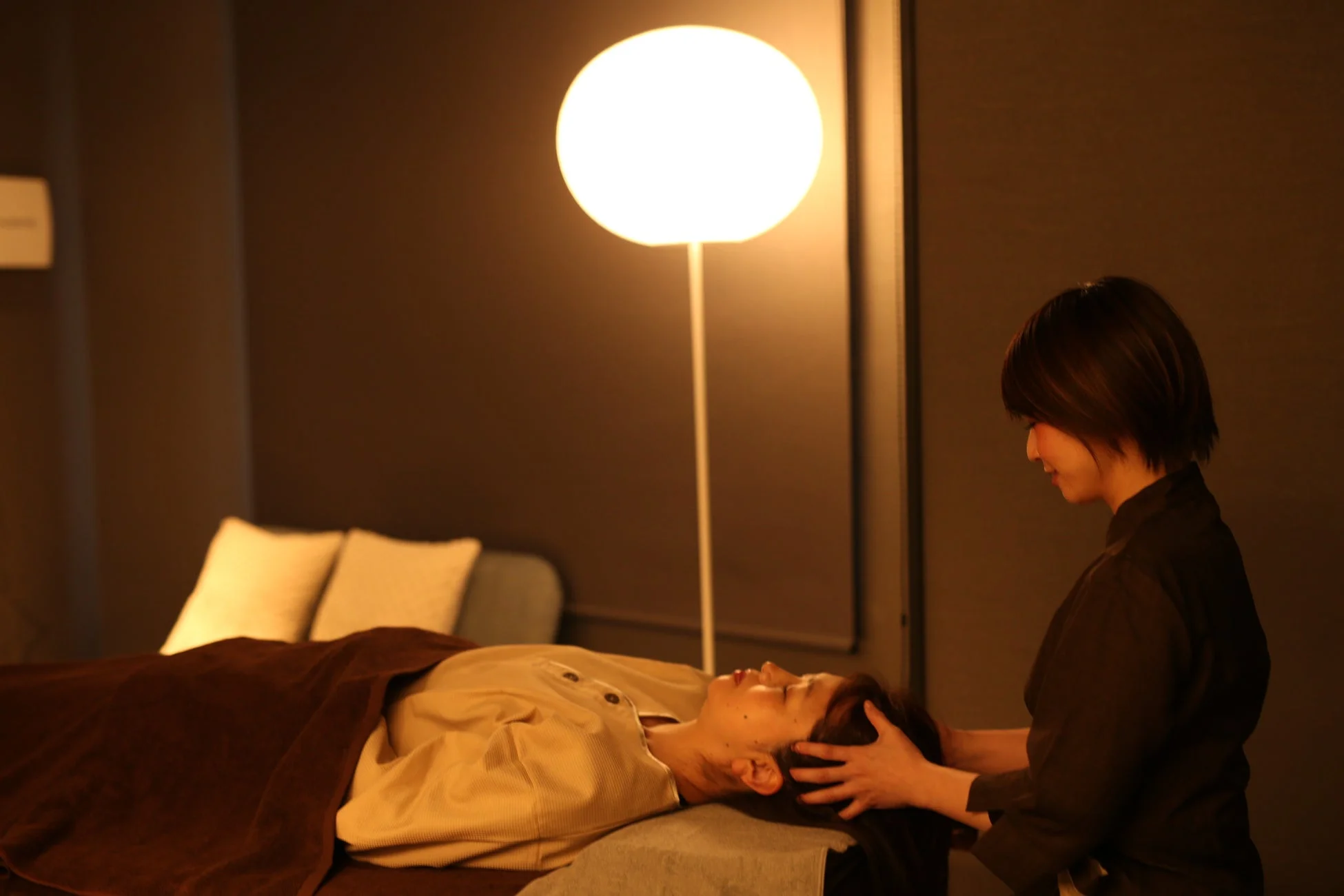 ヘッドマッサージを受ける女性