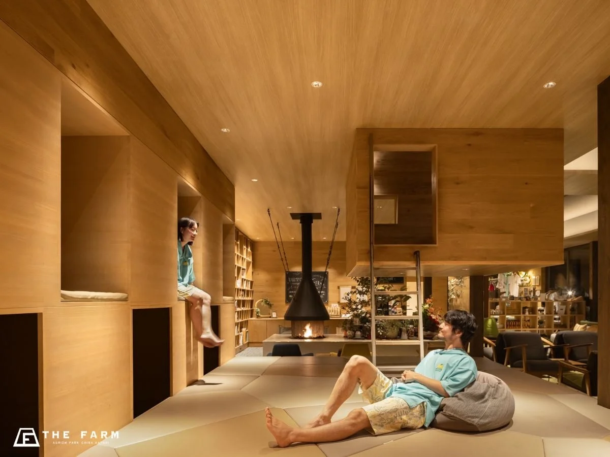 木材を基調としたモダンなリビング空間