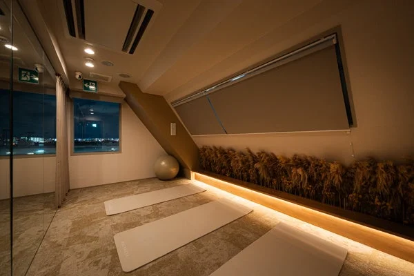 夜景が見える窓がある落ち着いた雰囲気のヨガスタジオ