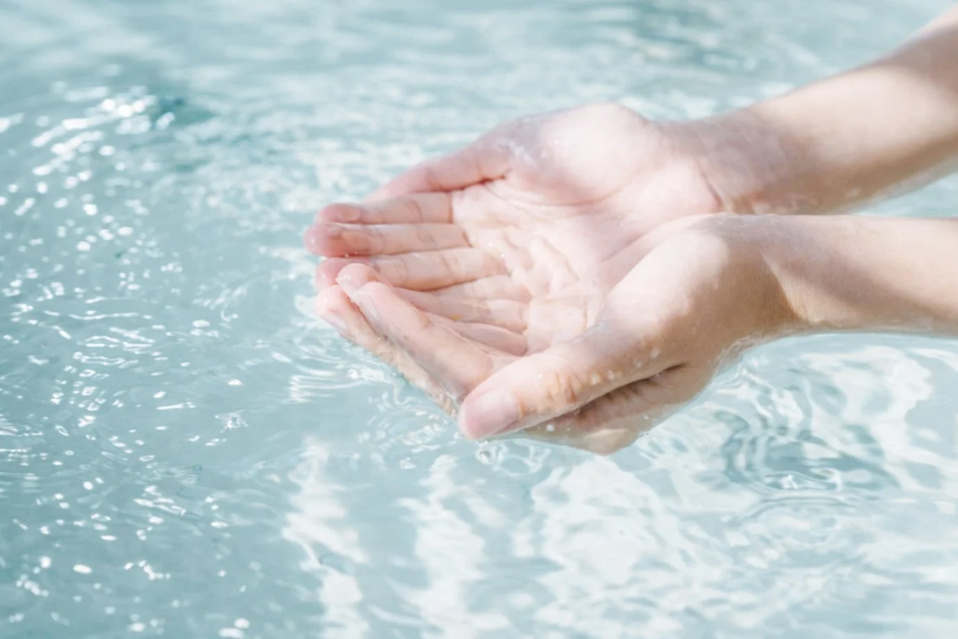 水面に手をかざす