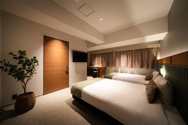 モダンで清潔感のあるツインベッドの客室