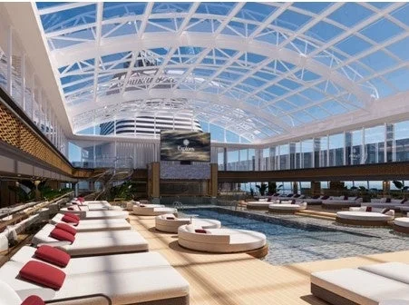 ガラス張りの屋根が特徴の豪華な屋内プール
