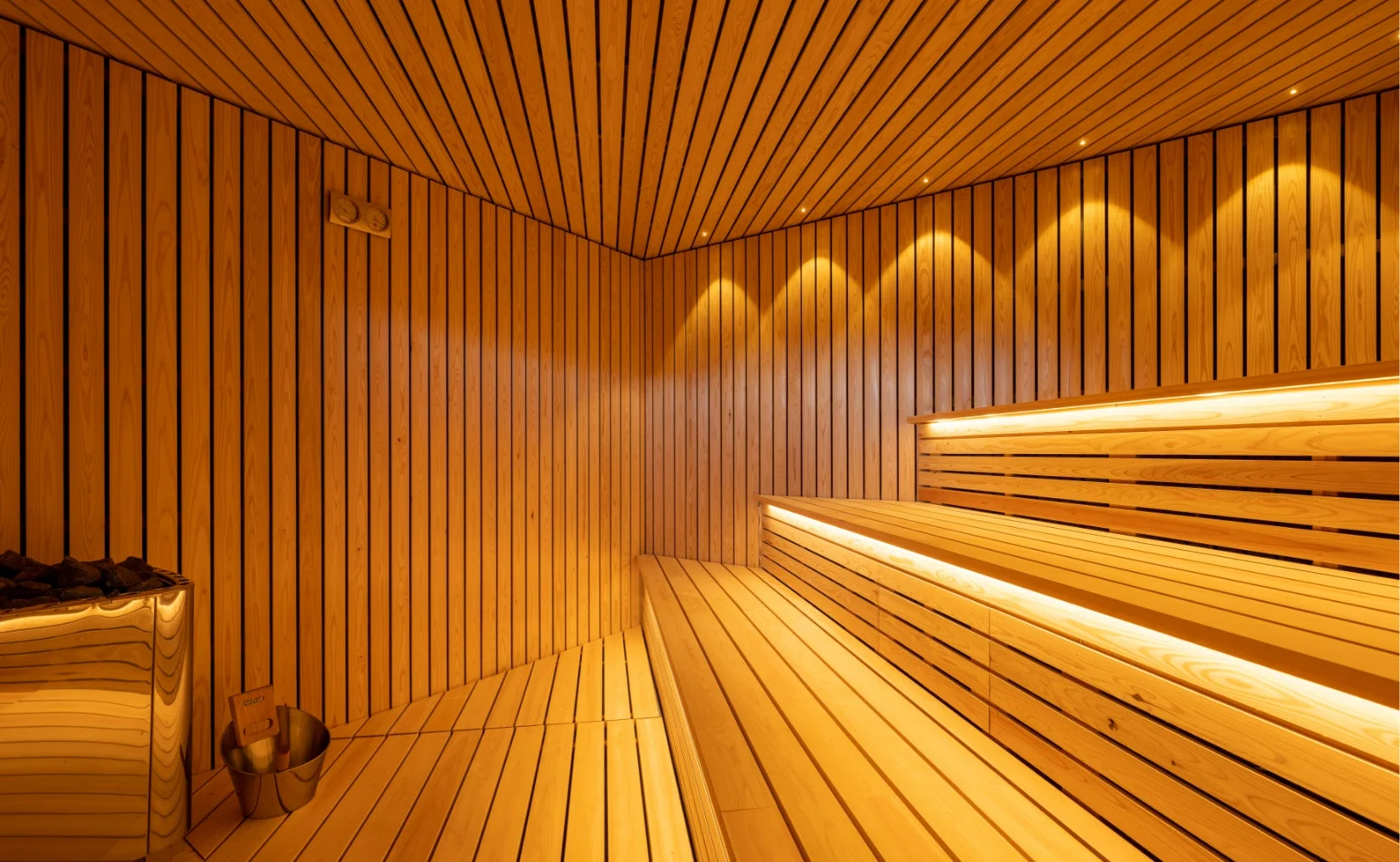明るい木材で内装されたモダンなサウナ室