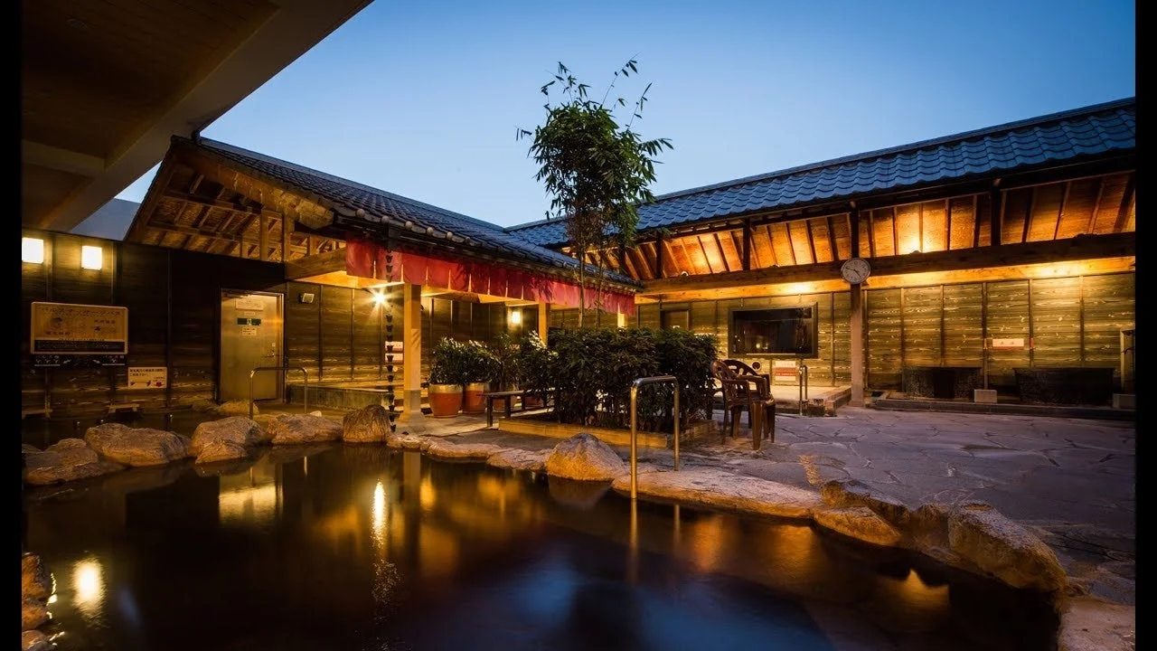 夕暮れ時、または夜の露天風呂の風景