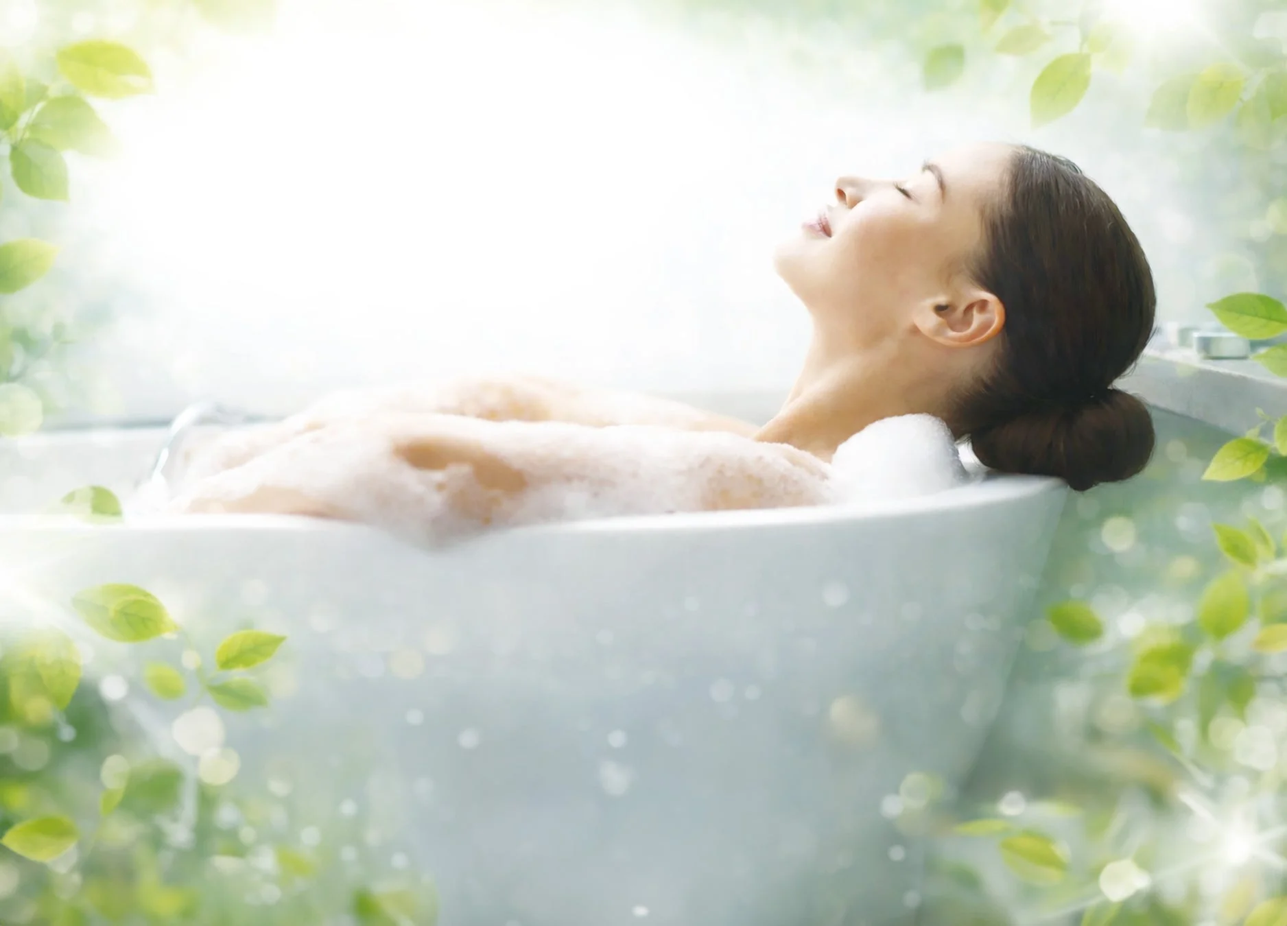 泡風呂に浸かる女性