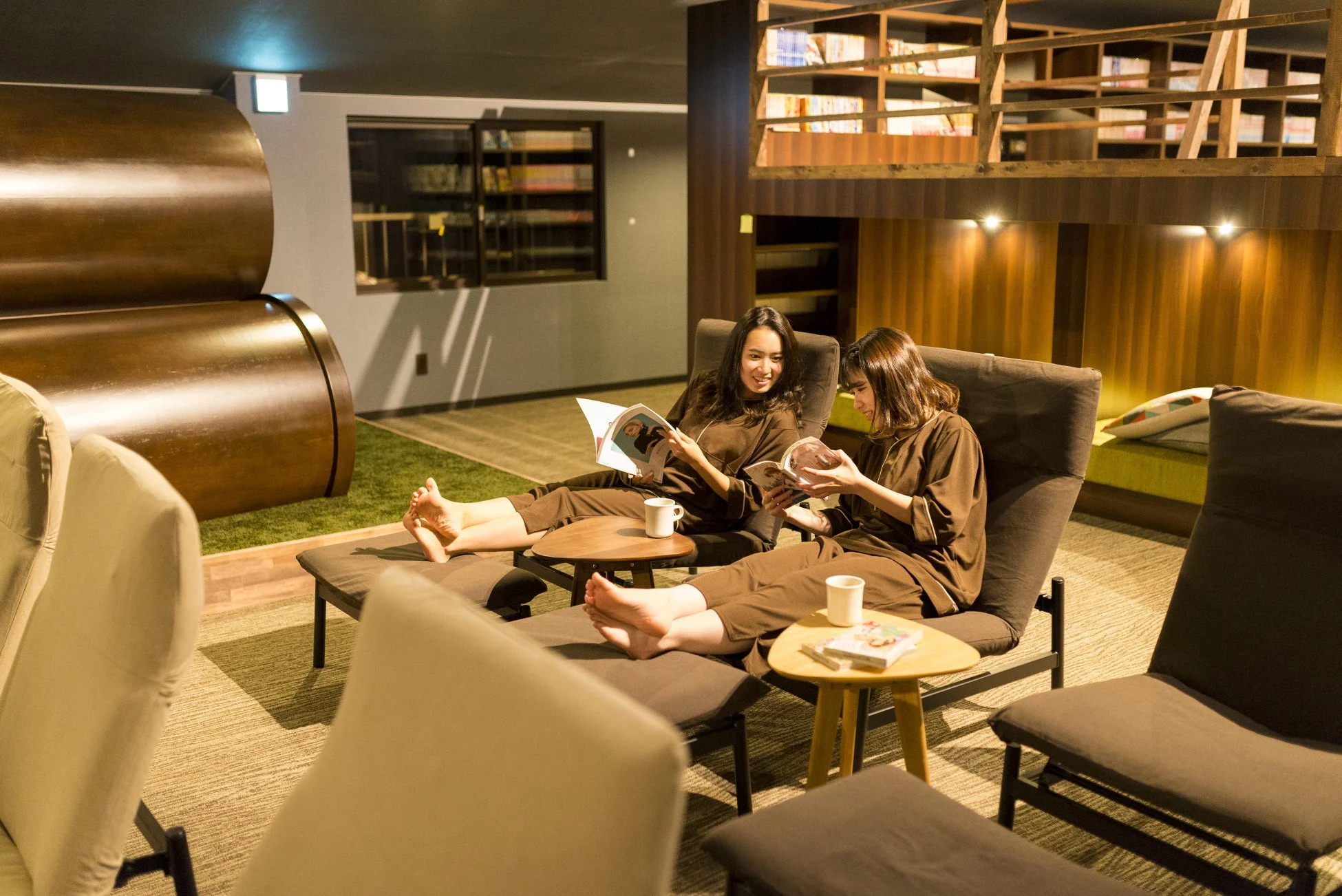 落ち着いたラウンジで、くつろぎの時間を過ごす二人の女性