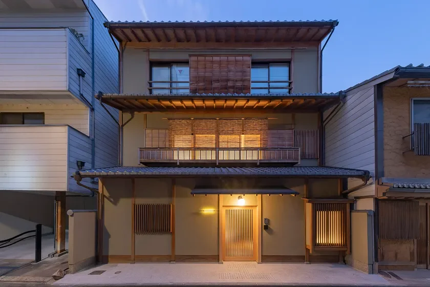 夕暮れ時にライトアップされた和風建築