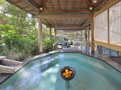 緑豊かな自然に囲まれた、和風の露天風呂