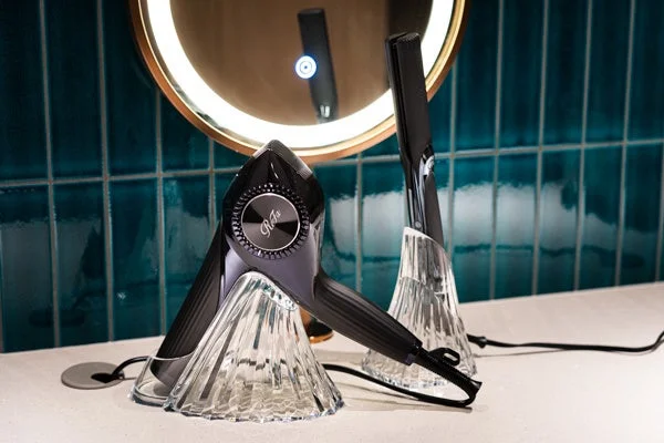 ReFaのヘアドライヤーとヘアアイロンが置かれた洗面所