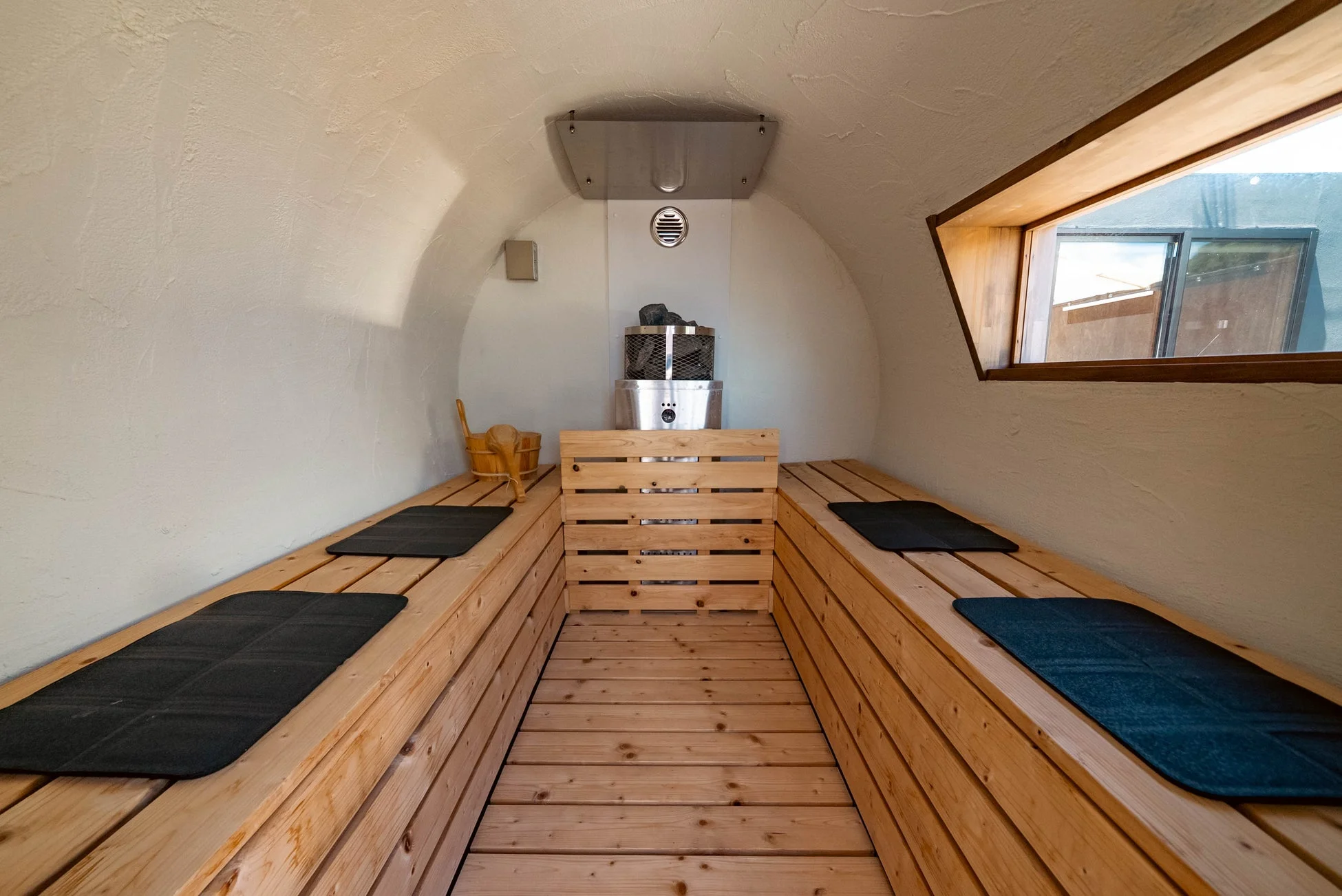 シンプルなデザインのバレルサウナ