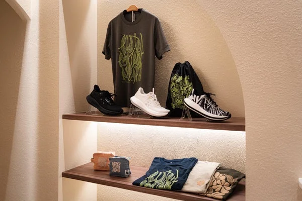 棚にTシャツ、スニーカー、バッグなどのアパレル商品がディスプレイされている様子