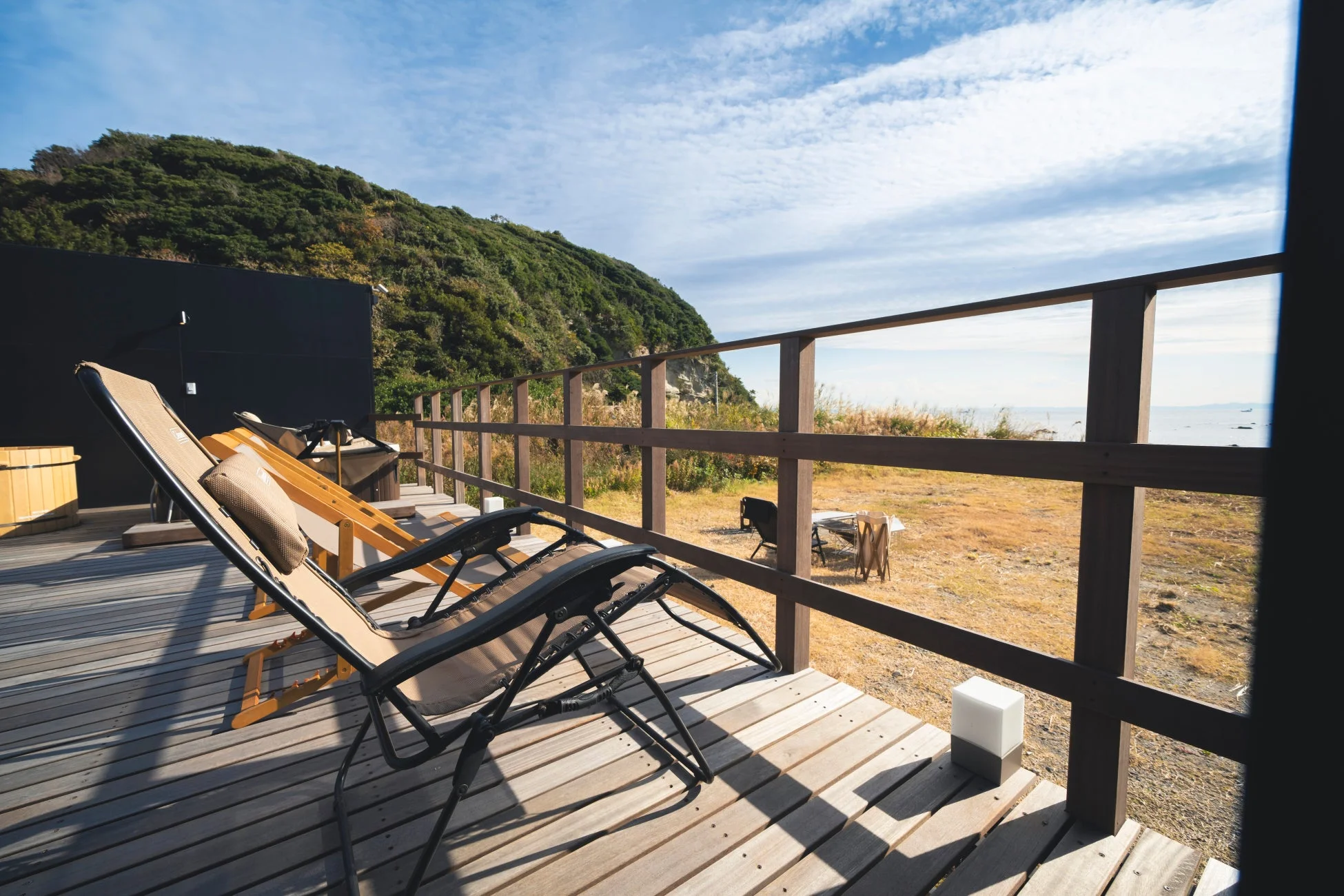 海と緑豊かな山を望むウッドデッキ