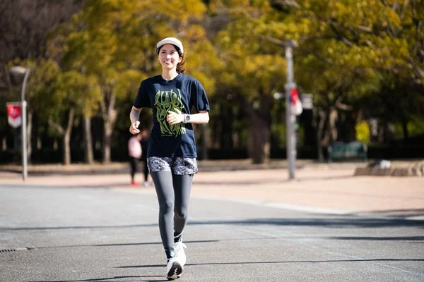 晴れた日に屋外でランニングを楽しむ女性