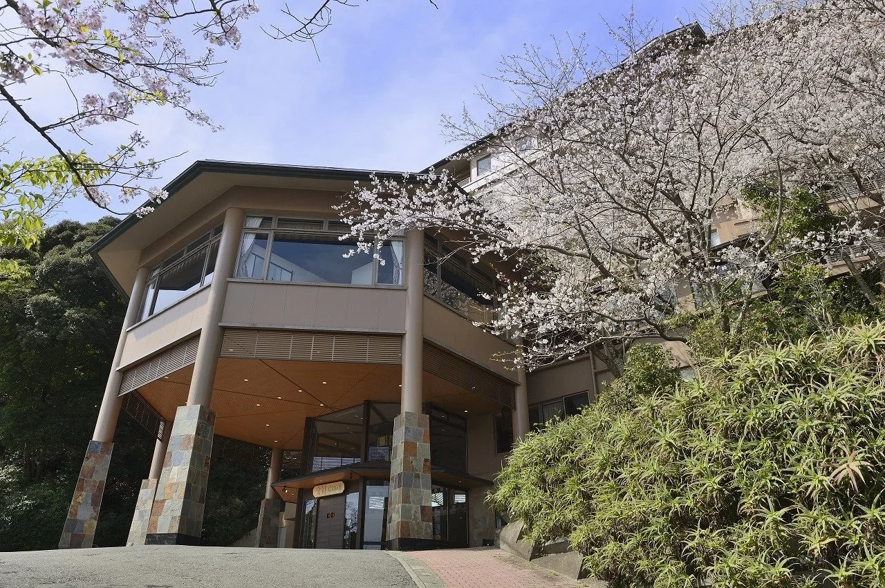 満開の桜に囲まれたホテル「HOTEL 東洋館」