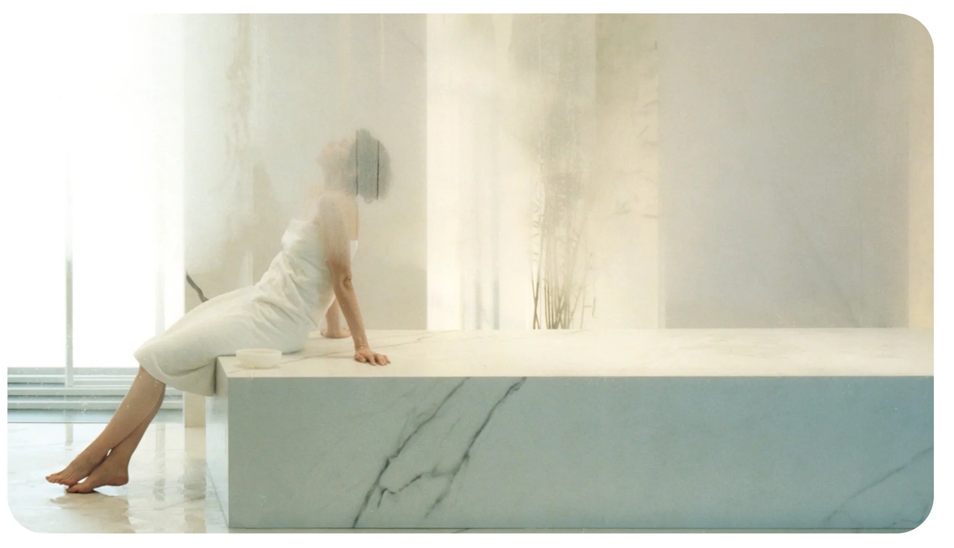 SteaMs.のサウナでリラックスする女性