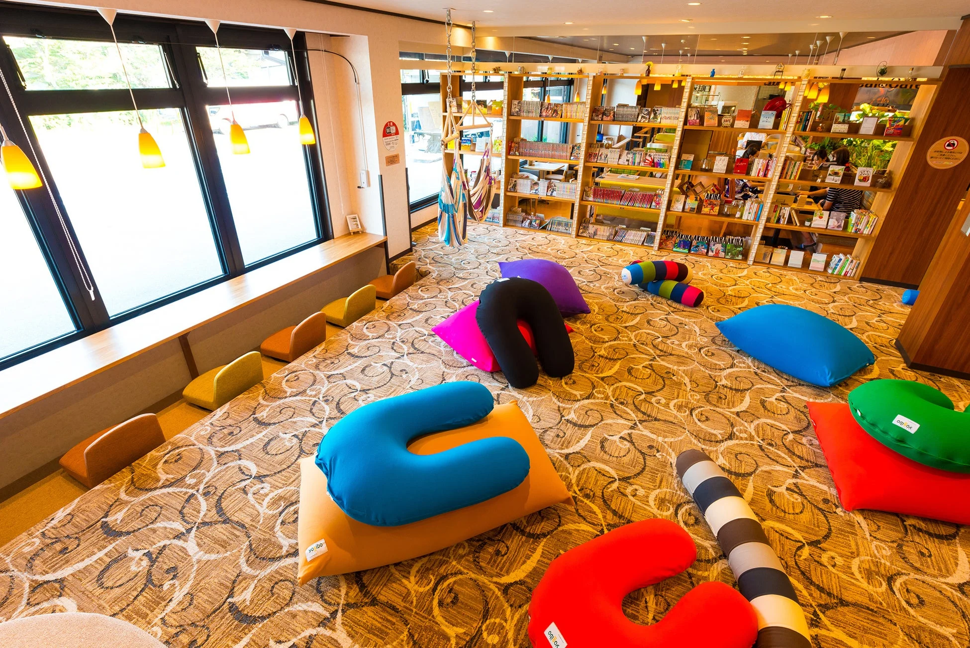 ヨギボーのビーズクッションが多数配置されたラウンジ