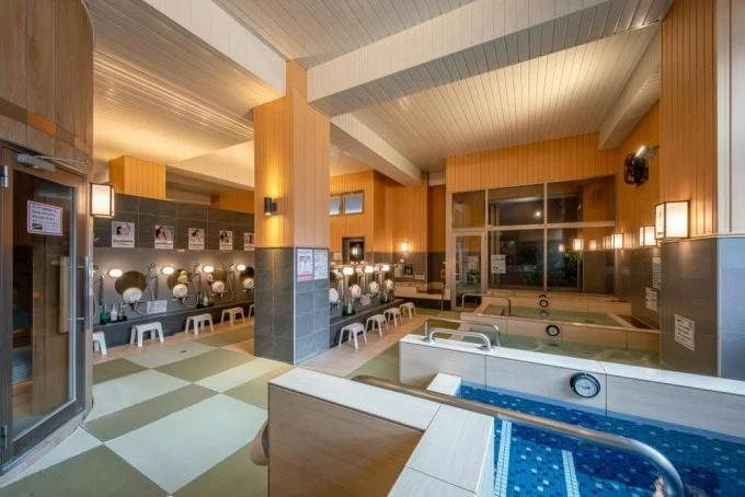 広々とした日本の大浴場の内部