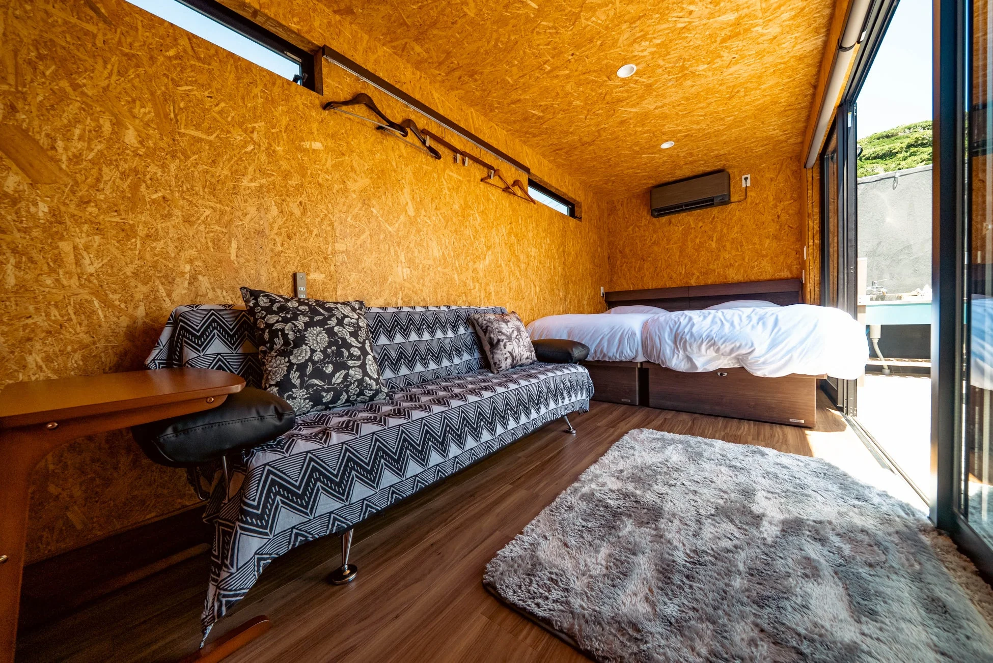 モダンな宿泊施設の部屋