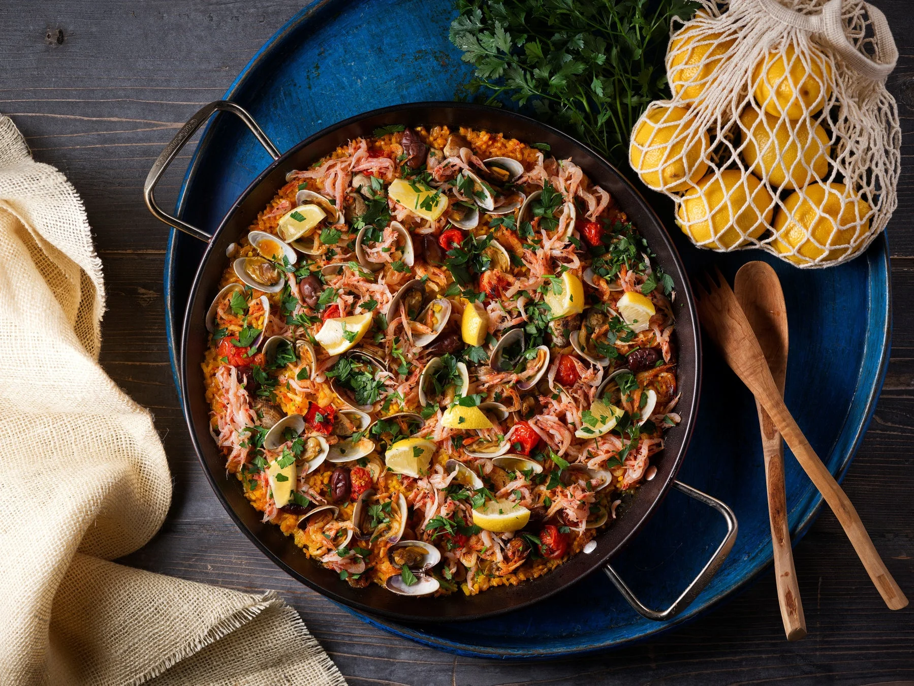 アサリやエビ、レモン、パセリで彩られた鮮やかなパエリア