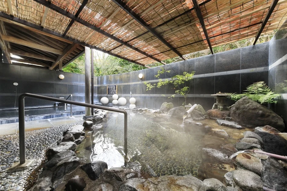 自然に囲まれた和風の露天風呂の様子