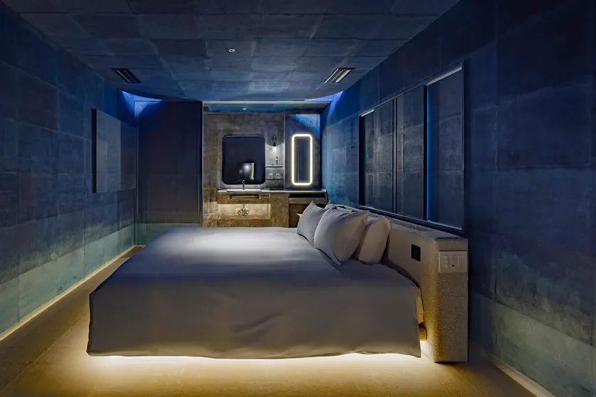 青みがかったモダンな寝室