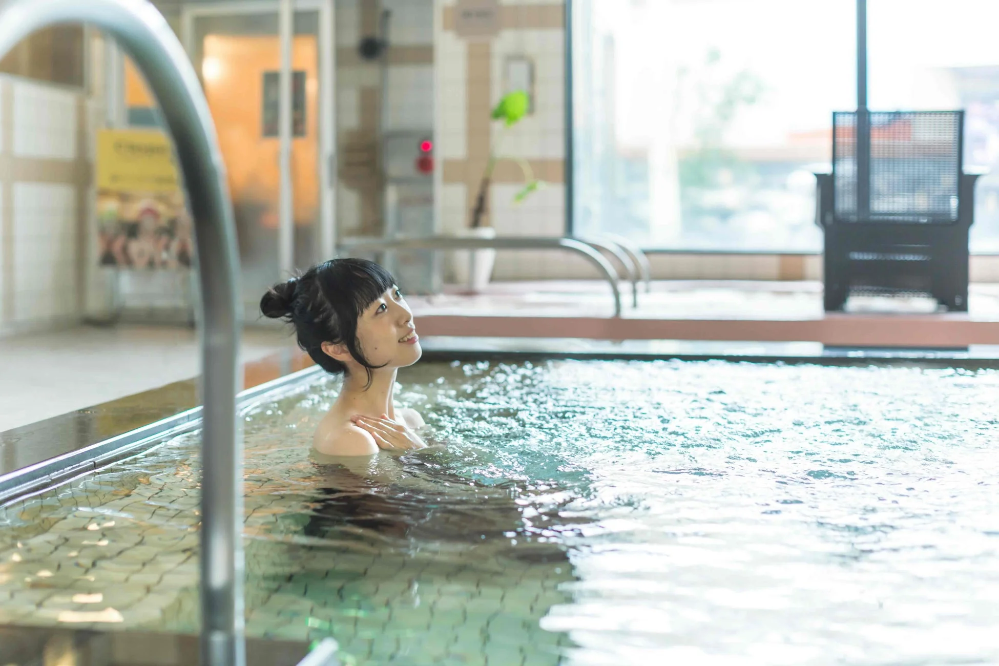 湯船でリラックスする女性