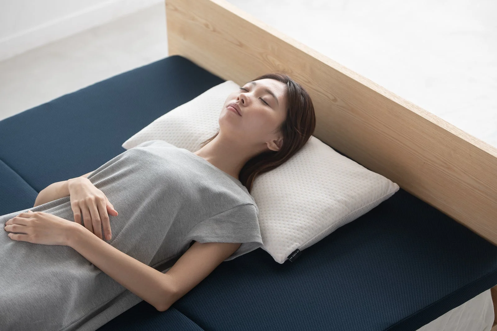 女性がベッドで安らかに眠る様子